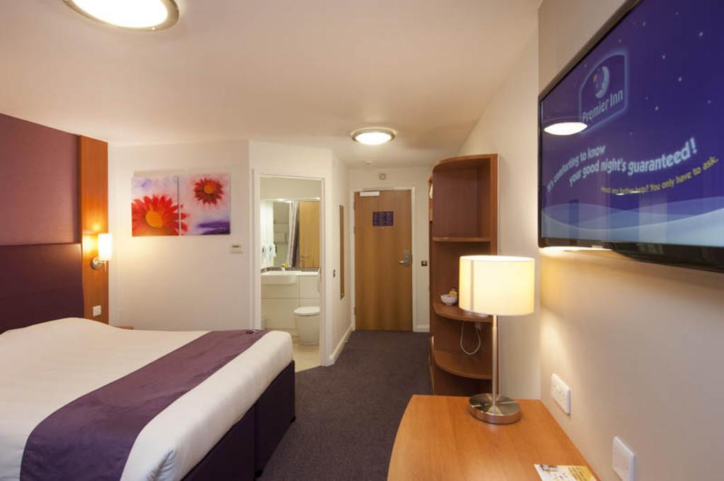 Premier Inn Тонбридж Екстериор снимка