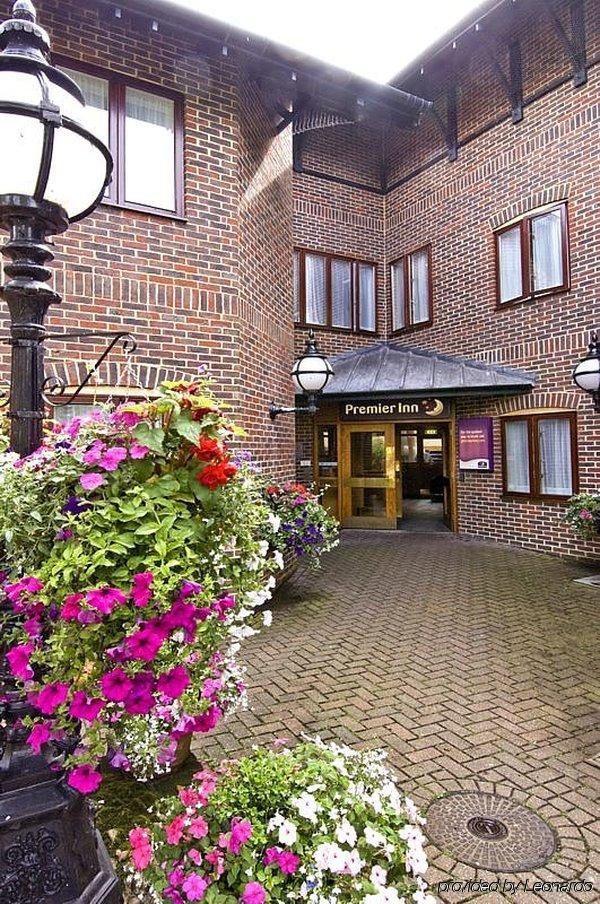 Premier Inn Тонбридж Екстериор снимка